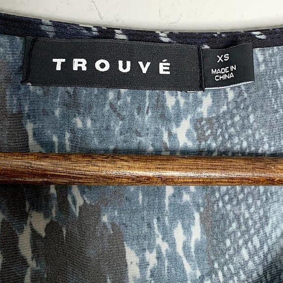 Trouvé Spliced Leopard Print Keyhole Woven Top - Picture 7 of 10